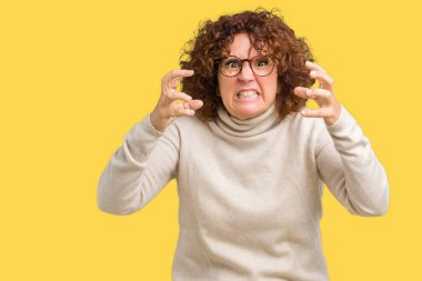 Boğazlı kazak ve gözlük öfke ile sinirli bağırarak izole arka plan üzerinde giyen güzel orta ager üst düzey kadın eller boğazlamak istiyor deli bağırıyor