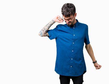 Üzerinde gözlük takan genç yakışıklı adam arka plan geri uzanan izole, yorgun ve rahat, Uykulu ve erken sabah esneme