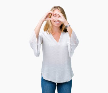 İzole arka plan yaparken kalp şekli ile el ve parmak işareti seyir gülümseyen güzel genç zarif kadın