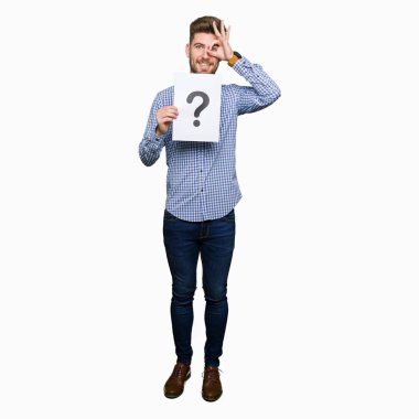 Mutlu yüz el parmaklarının arasından seyir göz üzerinde ok işaretiyle yapıyor gülümseyen ile soru işareti ile kağıt tutan genç yakışıklı adam