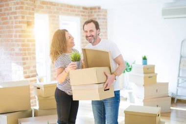 Orta yaş Senior çift yeni bir eve hareket, karton boks tutuyordum mutlu aşık Apartmant ile