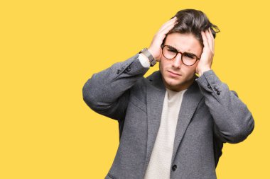 Çünkü çaresiz ve stresli baş ağrısı acı izole arka plan üzerinde gözlüklü genç iş adamı ağrı ve migren. Ellerini kafasına.