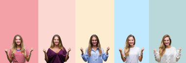 Renkli çizgili izole arka plan üzerinde güzel genç kadının kolaj şaşırmış kutluyor ve kollarını kaldırdı ve açık gözleri ile başarı için şaşırttı. Kazanan kavramı.