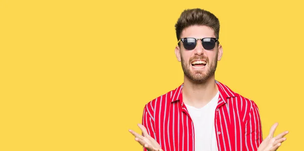 Young Handsome Man Wearing Sunglasses Celebrating Crazy Amazed Success Arms — Stock Photo, Image