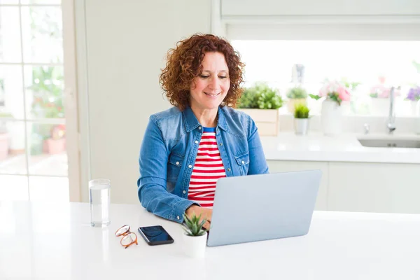 Mujer Mayor Trabajando Con Computadora Portátil Con Una Cara Feliz — Foto de Stock