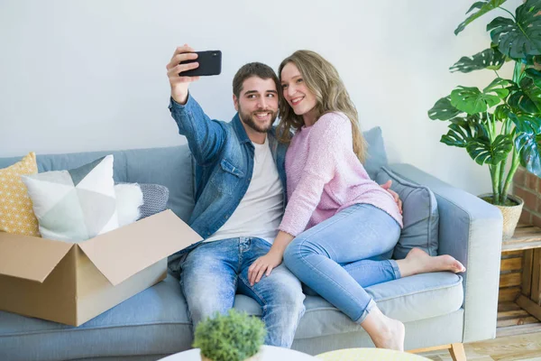 Joven Hermosa Pareja Tomando Una Foto Selfie Usando Teléfono Inteligente — Foto de Stock