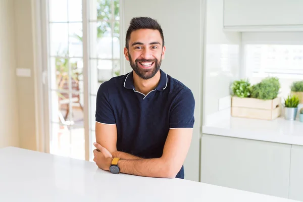 Schöner Hispanischer Mann Hause Mit Glücklichem Gesicht Und Verschränkten Armen — Stockfoto