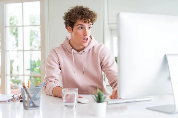 Mladý Student Který Používá Počítač Vyděšený Šoku Překvapením Strachem Vzrušený — Stock fotografie
