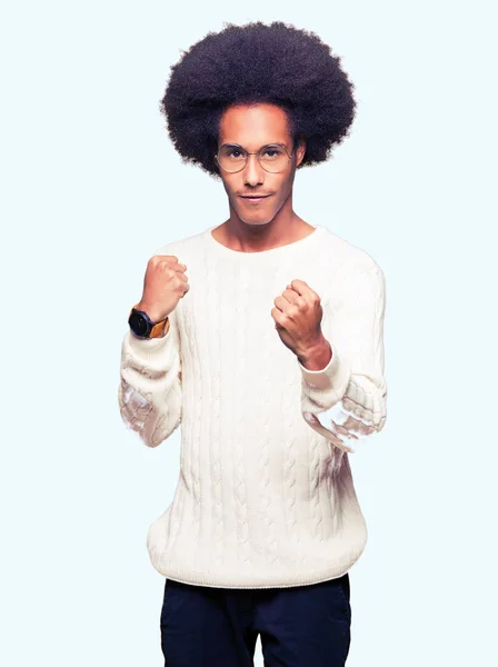 Молодий Афроамериканець Людиною Афро Волосся Окулярах Готове Боротьби Кулак Оборони — стокове фото