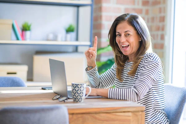 Medelålders Senior Kvinna Sitter Vid Bordet Hemma Arbetar Med Dator — Stockfoto