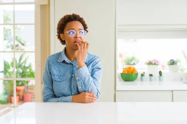 Junge Schöne Afrikanisch Amerikanische Frau Die Eine Brille Trägt Und — Stockfoto