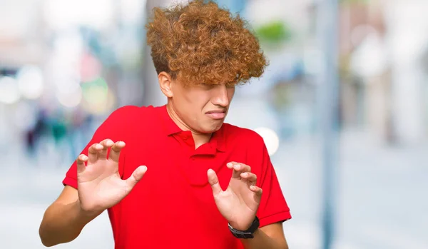 Homem Bonito Jovem Com Cabelo Afro Vestindo Vermelho Shirt Expressão — Fotografia de Stock