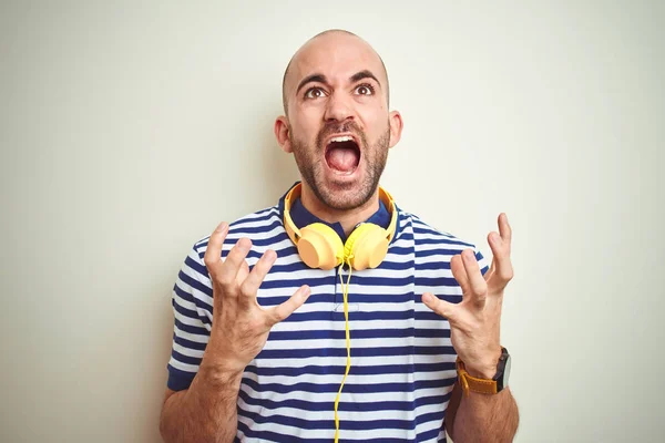 Jovem Ouvindo Música Usando Fones Ouvido Amarelos Sobre Fundo Isolado — Fotografia de Stock