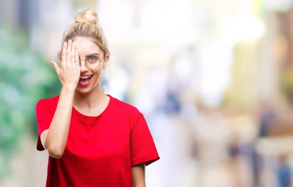Junge Schöne Blonde Frau Trägt Rotes Shirt Und Brille Über — Stockfoto