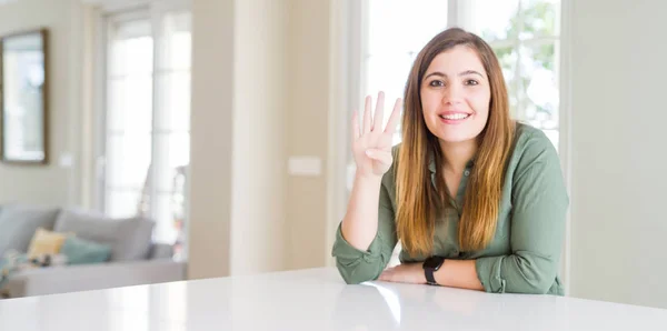 Красива Молода Жінка Вдома Показує Вказує Пальцями Номер Чотири Посміхаючись — стокове фото