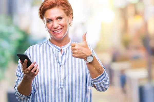 Atrractive Anziano Caucasico Rossa Donna Sms Utilizzando Smartphone Sfondo Isolato — Foto Stock