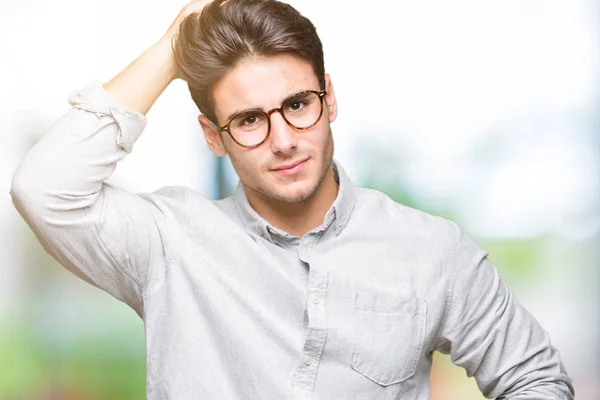 Ein Junger Gutaussehender Mann Mit Brille Vor Isoliertem Hintergrund Verwirrt — Stockfoto