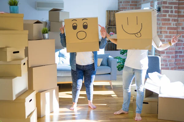 Casal Louco Vestindo Caixas Papelão Com Emoji Engraçado Rostos Sobre — Fotografia de Stock