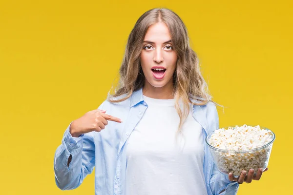Mooie Jonge Blonde Vrouw Popcorn Eten Geïsoleerde Achtergrond Met Verrassing — Stockfoto