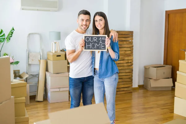 Mooi Jong Paar Verhuizen Naar Een Nieuw Huis Glimlachend Erg — Stockfoto