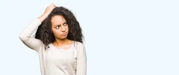 Junge Schöne Mädchen Mit Lockigen Haaren Tragen Lässigen Pullover Verwirren — Stockfoto