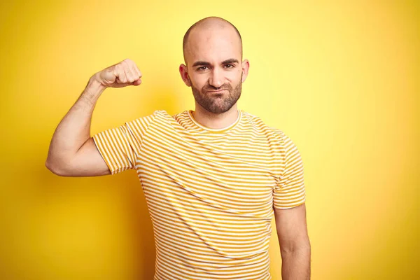 Joven Hombre Calvo Con Barba Que Usa Una Camiseta Rayas —  Fotos de Stock