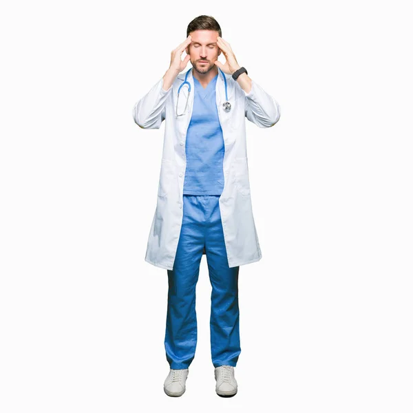 Γιατρός Όμορφος Άνθρωπος Φορώντας Ιατρική Στολή Πάνω Από Απομονωμένο Φόντο — Φωτογραφία Αρχείου