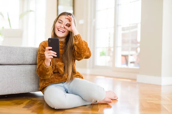Menina Bonita Garoto Enviando Uma Mensagem Usando Smartphone Com Rosto — Fotografia de Stock