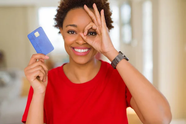 Junge Afrikanisch Amerikanische Frau Hält Kreditkarte Mit Glücklichem Gesicht Lächelnd — Stockfoto