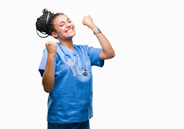 若者は非常に幸せと興奮の腕を上げ 勝者のジェスチャを行う分離の背景の上髪アフリカ系アメリカ人の女の子専門の外科医を編組笑顔と成功のために叫んでいます お祝いのコンセプト — ストック写真