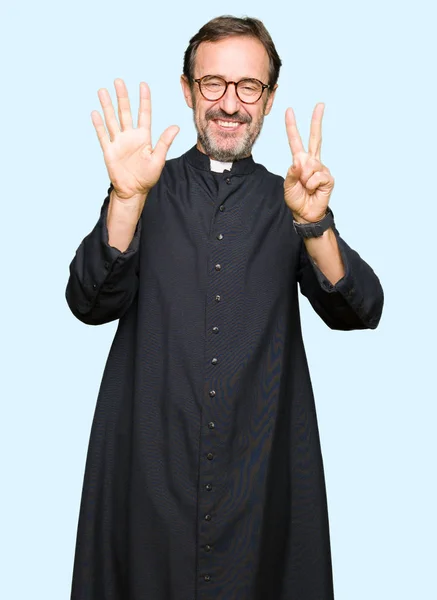 Homem Padre Meia Idade Vestindo Roupão Católico Mostrando Apontando Para — Fotografia de Stock