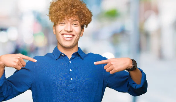 Joven Hombre Elegante Guapo Con Pelo Afro Mirando Confiado Con — Foto de Stock