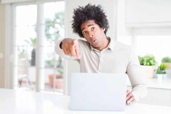 African American Man Werkt Met Behulp Van Laptop Wijzend Met — Stockfoto