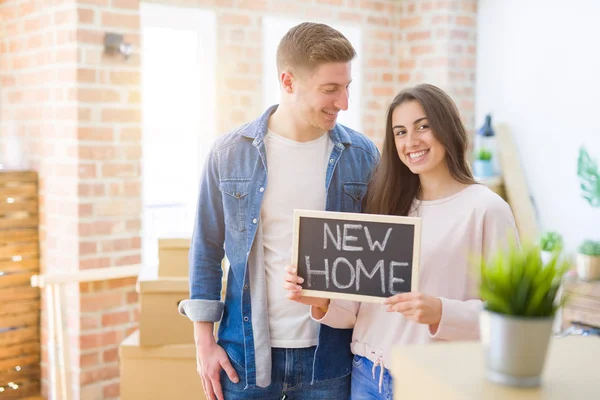 Hermosa Pareja Joven Abrazándose Amor Sosteniendo Pizarra Mudarse Nuevo Hogar — Foto de Stock