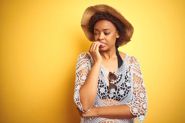 Mujer Afroamericana Joven Con Pelo Afro Con Sombrero Verano Sobre —  Fotos de Stock