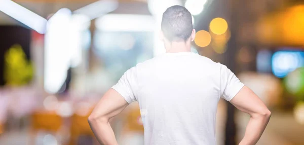 Snygg Man Klädd Vit Shirt Över Natten Utomhus Bakgrund Stående — Stockfoto