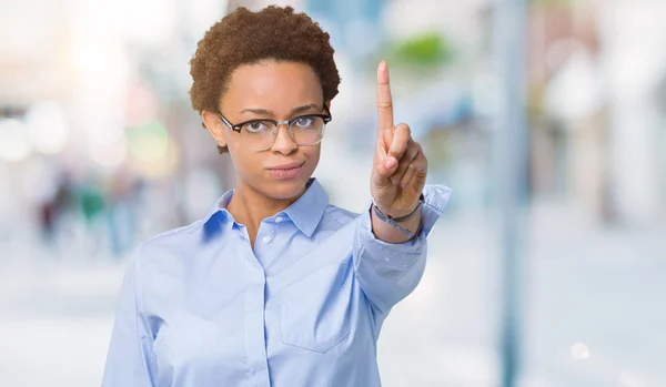 Jonge Mooie Afrikaanse Amerikaanse Zakenvrouw Geïsoleerde Achtergrond Wijzen Met Vinger — Stockfoto