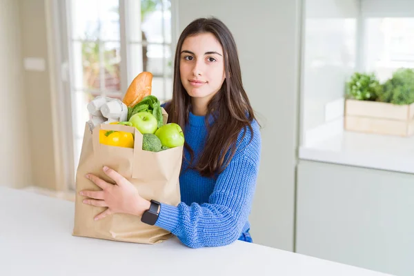 Красива Молода Жінка Тримає Паперовий Мішок Повний Здорових Продуктів Впевненим — стокове фото