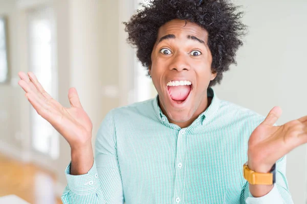 Hombre Negocios Afroamericano Con Camisa Elegante Celebrando Loco Sorprendido Por —  Fotos de Stock