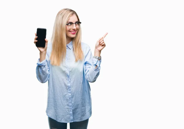 Молодая Красивая Блондинка Бизнес Женщина Показывает Экран Смартфона Изолированном Фоне — стоковое фото