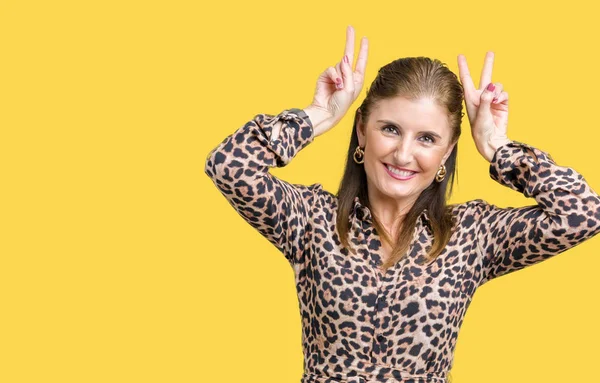 Hermosa Mujer Rica Madura Mediana Edad Con Vestido Leopardo Sobre —  Fotos de Stock