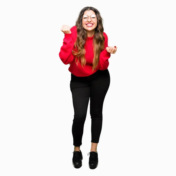 Jovem Mulher Bonita Vestindo Óculos Vermelhos Comemorando Surpreso Surpreso Pelo — Fotografia de Stock