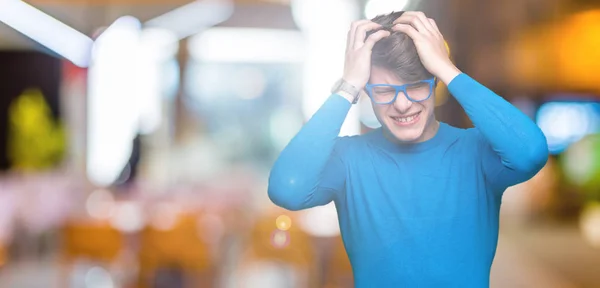 Homem Bonito Jovem Vestindo Óculos Azuis Sobre Fundo Isolado Sofrendo — Fotografia de Stock