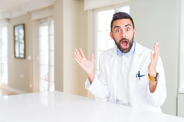 Bonito Médico Hispânico Homem Terapeuta Vestindo Casaco Médico Clínica Celebrando — Fotografia de Stock