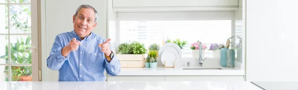 Groothoek Perspectief Van Knappe Senior Man Thuis Wijzende Vingers Naar — Stockfoto