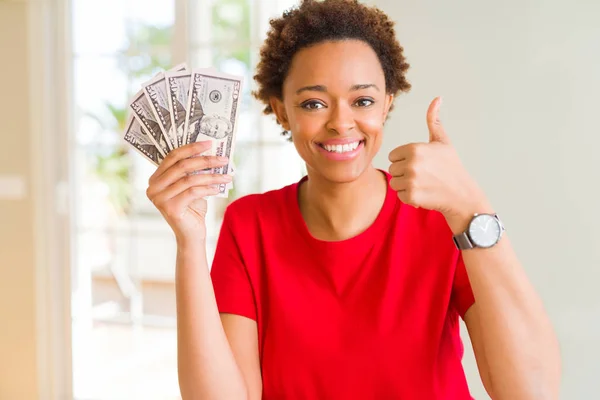 Jovem Afro Americana Segurando Notas Bancárias Cinquenta Dólares Feliz Com — Fotografia de Stock