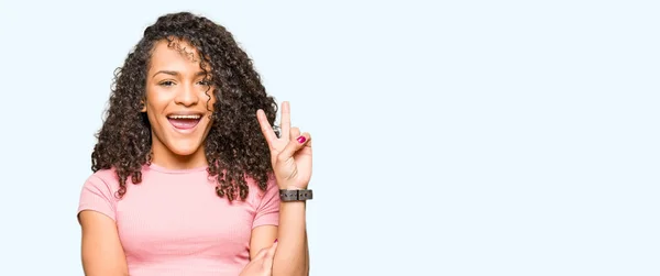 Junge Schöne Frau Mit Lockigem Haar Trägt Rosa Shirt Lächelnd — Stockfoto