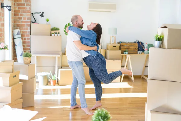 Junges Paar Umarmt Sich Verliebt Kartons Neuen Zuhause Und Feiert — Stockfoto