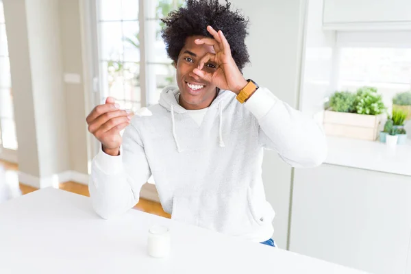 Афроамериканец Ест Здоровый Йогурт Завтрак Счастливым Лицом Улыбающимся Делая Хорошо — стоковое фото