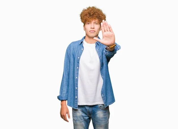 Joven Hombre Guapo Con Pelo Afro Usando Chaqueta Mezclilla Haciendo — Foto de Stock